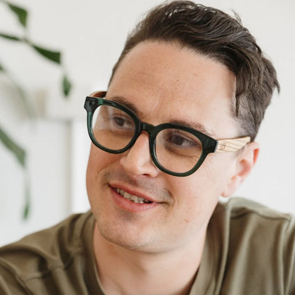 Soek Alive Blue Light Magnifying Reader, Bottle Green